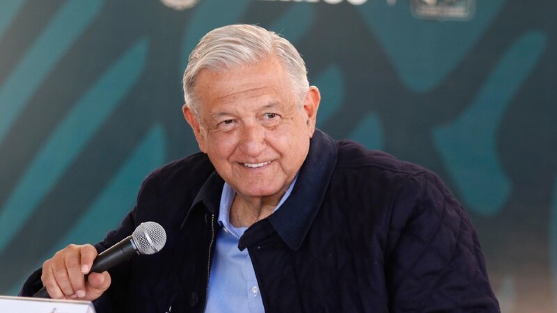 El presidente Andrés Manuel López Obrador sonríe durante una conferencia de prensa.
