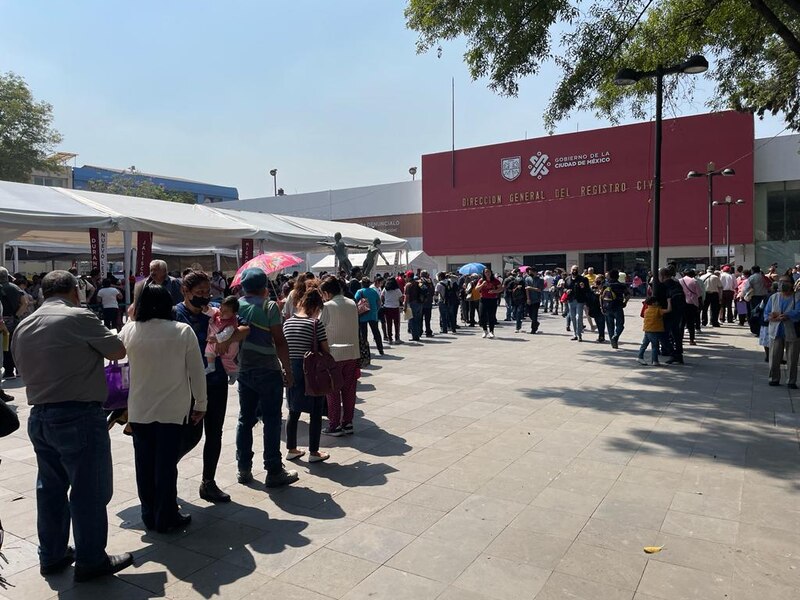 Multitud de personas en una plaza pública