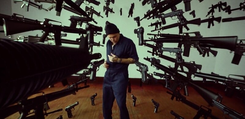 El rapero Eminem rodeado de armas