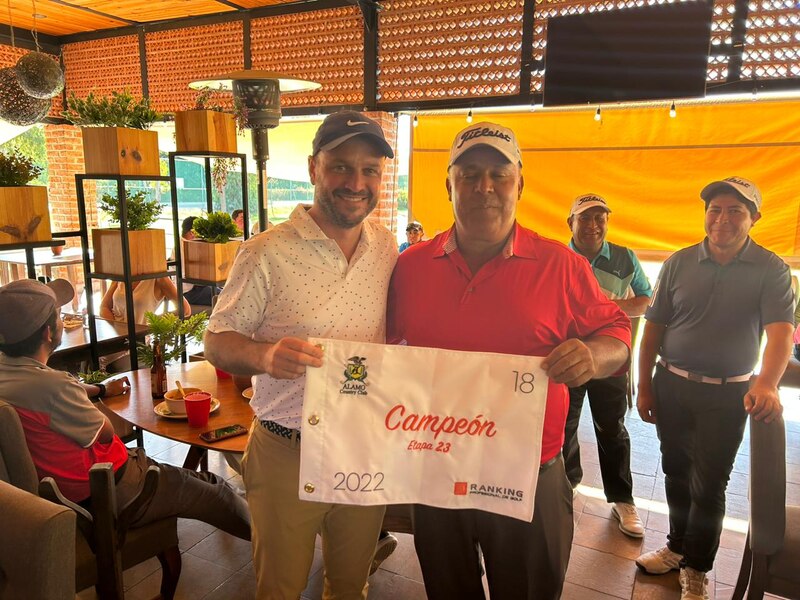 ¡Felicidades al campeón del torneo de golf!