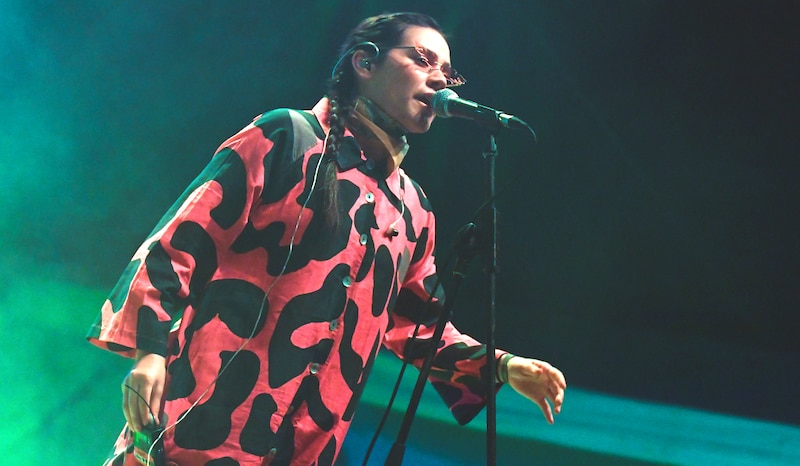 Rosalía cantando en concierto