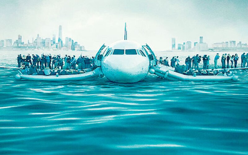Un avión aterriza en el agua