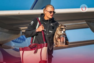 ¿Un recuerdo del Mundial? La insólita imagen de Haaland al aterrizar en Oslo con un mapache