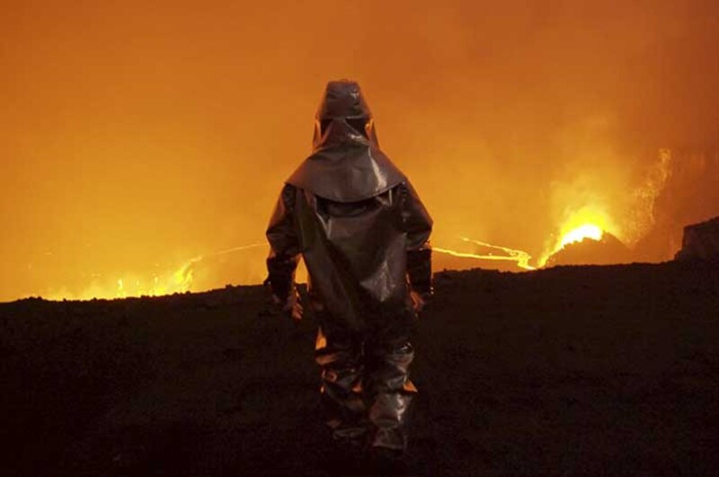 Un hombre observa un volcán en erupción