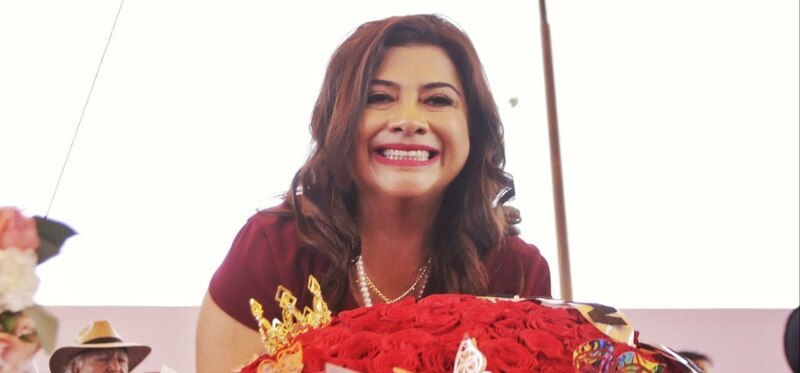 La alcaldesa de Maracaibo, Eveling Trejo de Rosales, sonríe durante un evento.