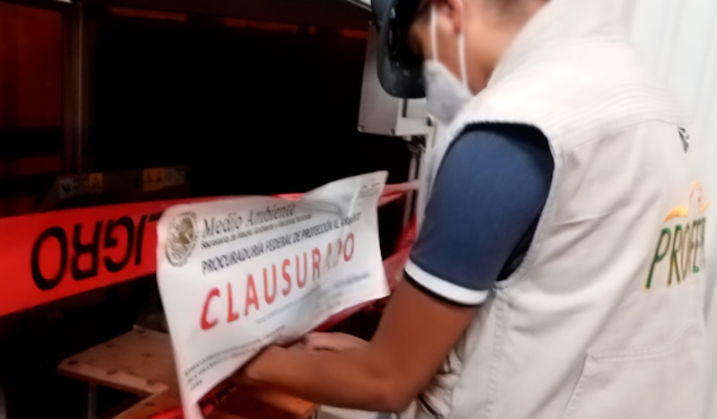 Clausura temporal de la empresa Zetrak por irregularidades en el manejo de residuos peligrosos detectadas por la Profepa durante una inspección en Polotitlán.