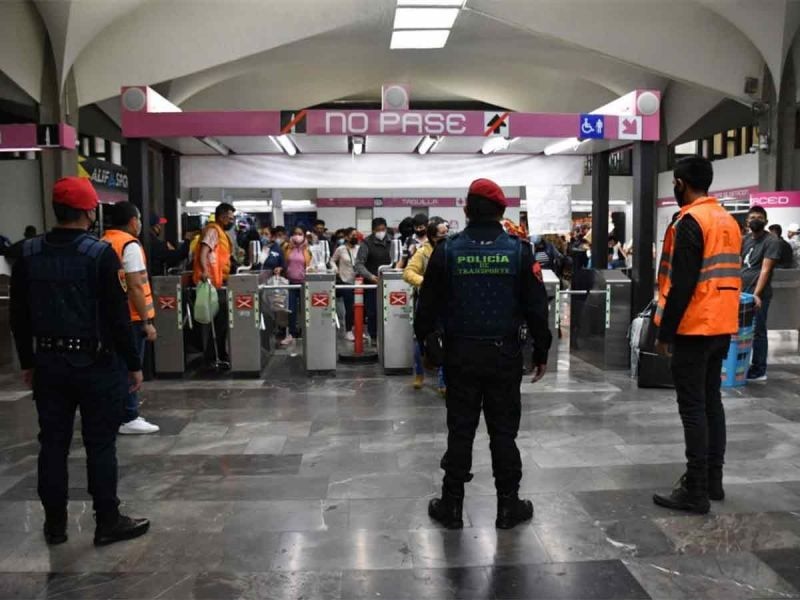 Policías resguardan estación de metro