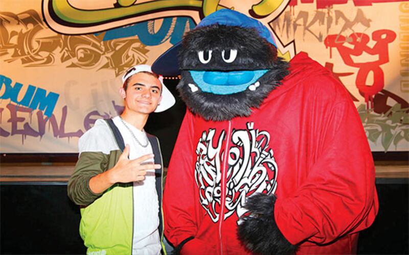 El rapero Nach junto a la mascota de Coca-Cola