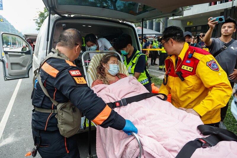 Rescatistas trasladan a una mujer herida en una camilla