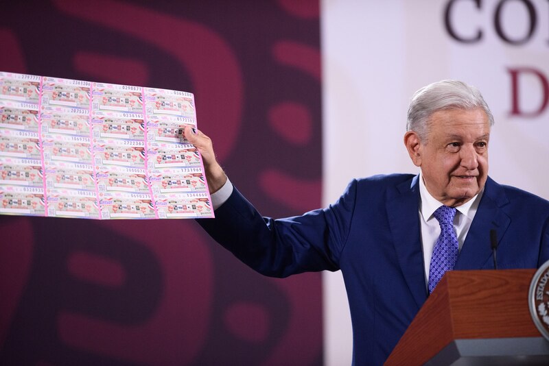 El presidente López Obrador muestra los billetes de la Lotería Nacional