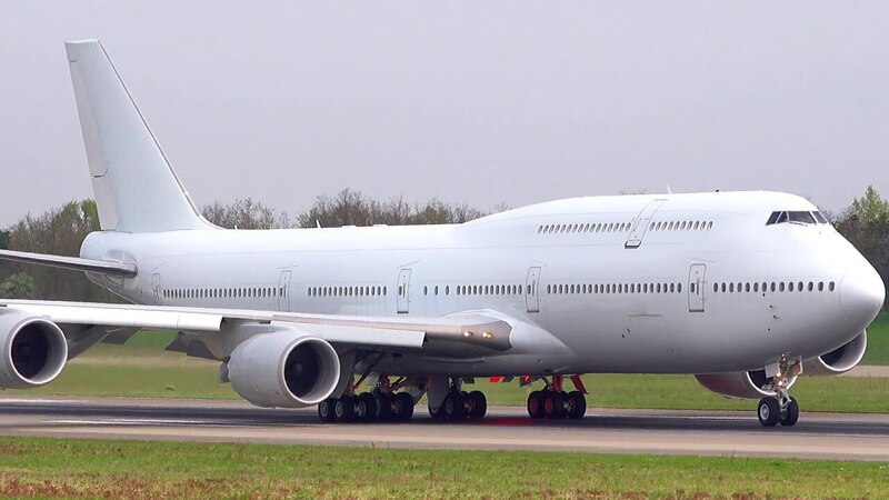 Un avión Boeing 747-8F aterriza en la pista de un aeropuerto.