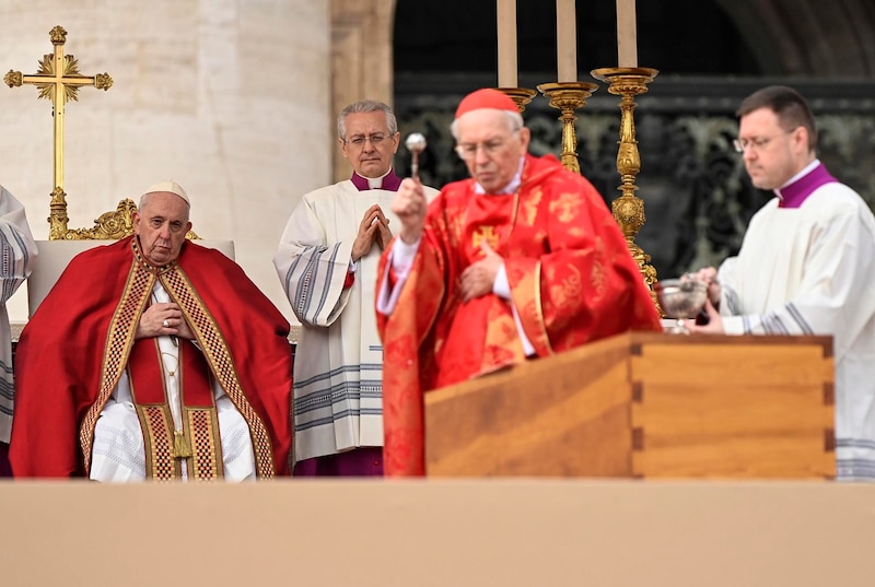 El Papa Francisco bendice los ramos de olivo en la Plaza de San Pedro