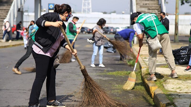 Voluntarios limpian la calle para mejorar el medio ambiente