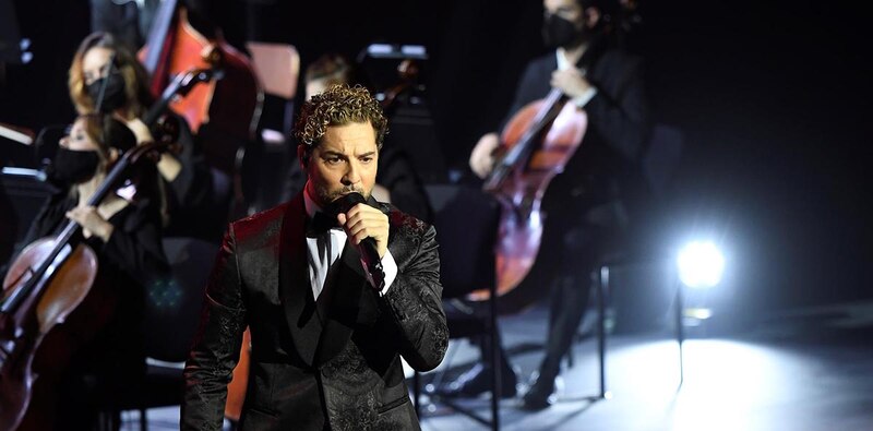 Cantante colombiano Camilo Echeverry cantando en un concierto