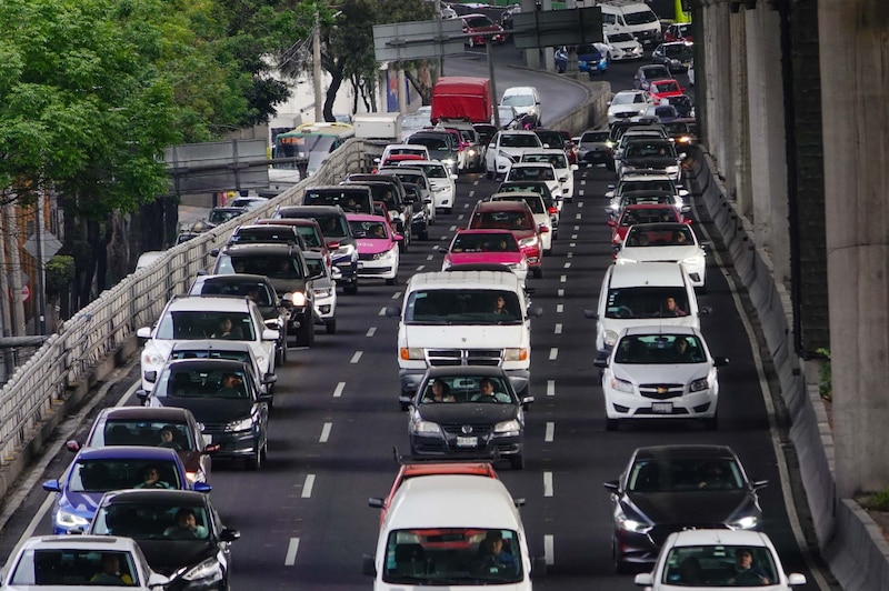 Tras el regreso a las actividades cotidianas luego del periodo de vacaciones por parte de capitalinos, arterias principales de la ciudad comenzaron a registrar carga vehicular.