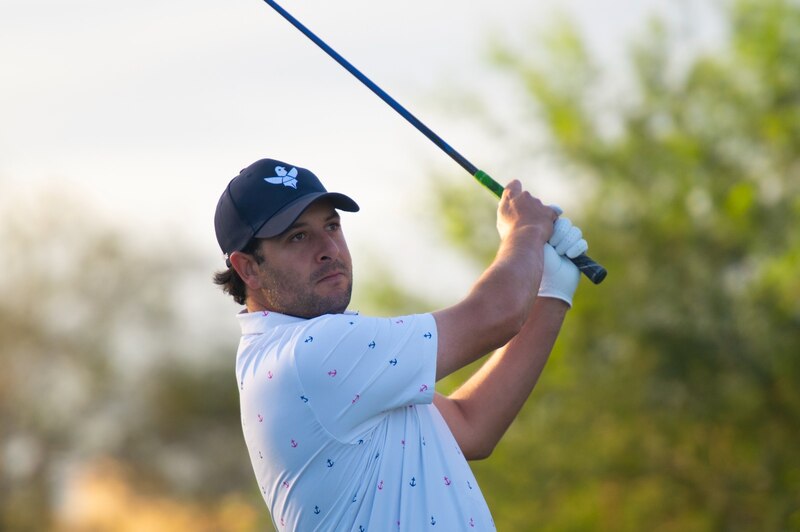 Golfista masculino en acción