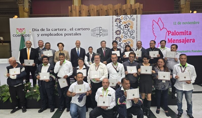 Entrega de reconocimientos a carteras y carteros de México