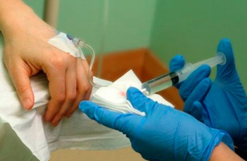 Paciente recibiendo una inyección intravenosa