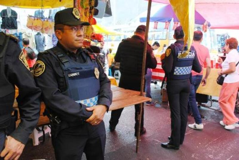 Policía mexicana en un mercado
