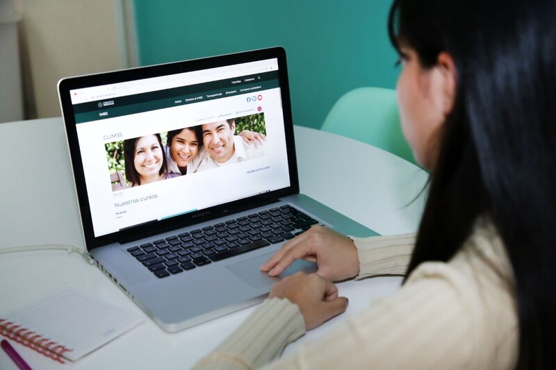 Mujer usando una computadora portátil