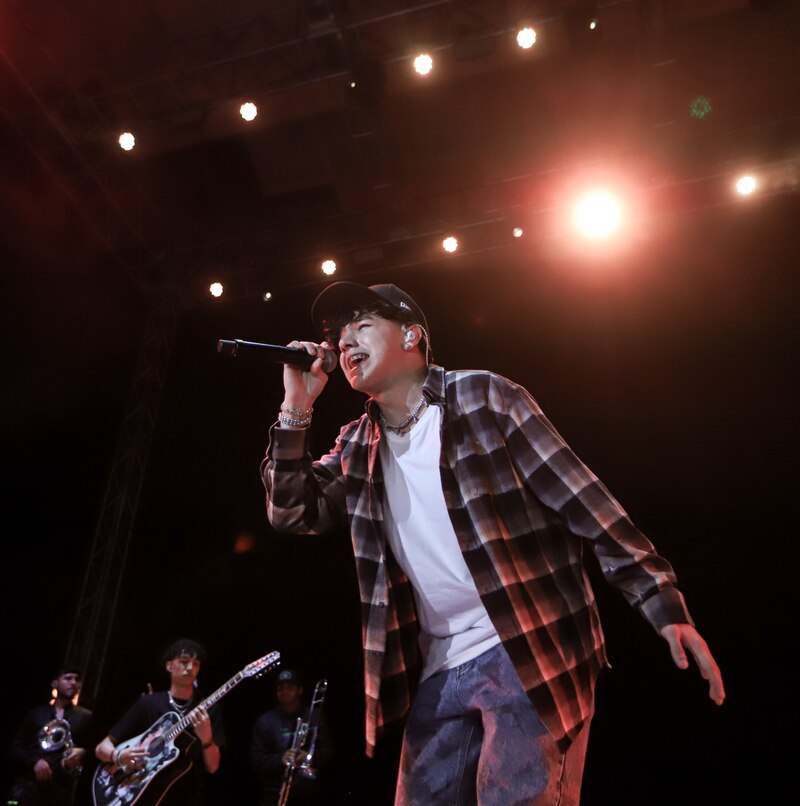 Cantante colombiano Camilo cantando en un concierto