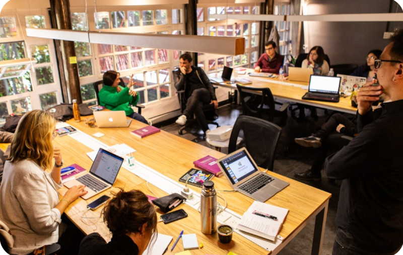 Personas en un salón de juntas recibiendo una capacitación