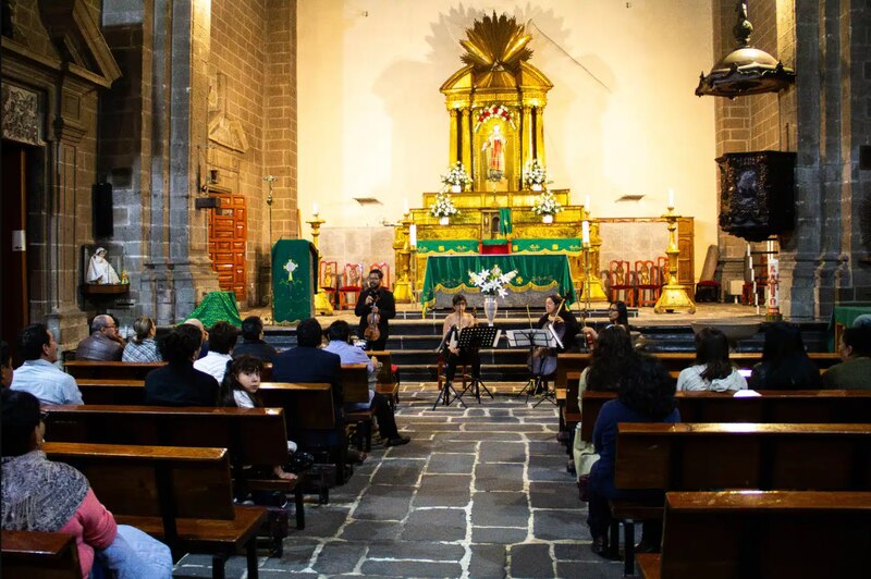 Concierto de música clásica en una iglesia