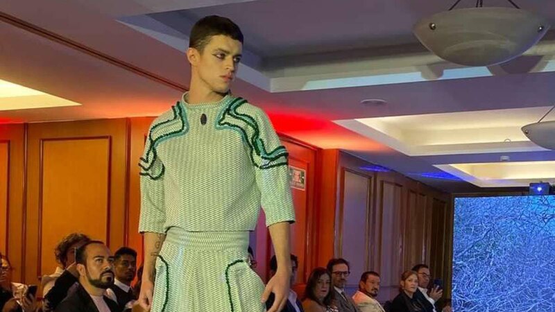 Un modelo muestra un diseño de la colección Primavera/Verano 2023 de Custo Barcelona en la pasarela 080 Barcelona Fashion.