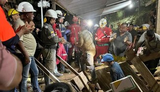 Rescatan con vida a 18 obreros atrapados en mina del noroeste de Colombia 