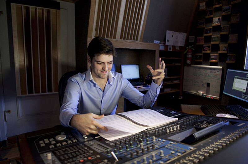 Compositor trabajando en su estudio