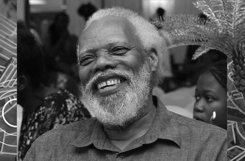 El escritor y activista haitiano, Jean-Claude Fignolé, sonríe durante un evento en Puerto Príncipe, Haití.