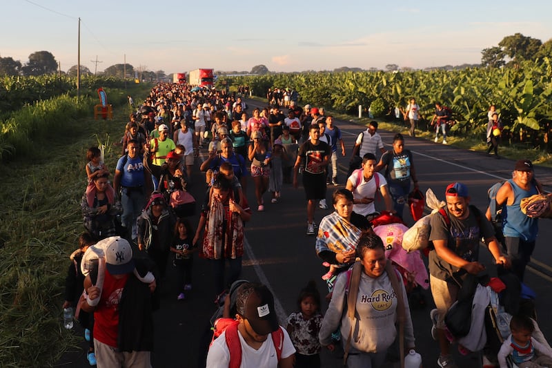 Migrantes caminan en caravana hacia la frontera de Estados Unidos