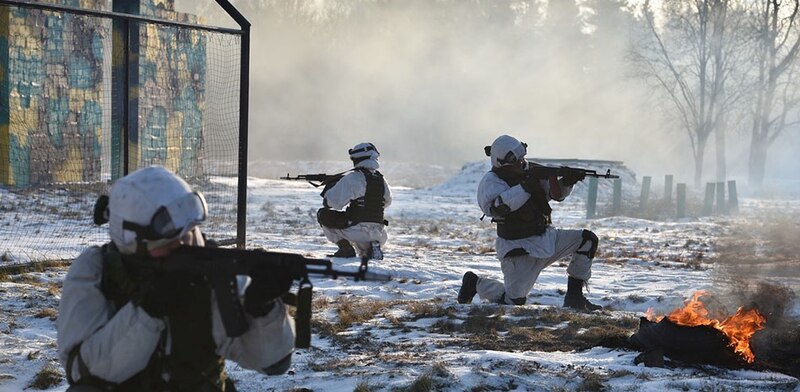 Soldados en entrenamiento de combate en clima frío