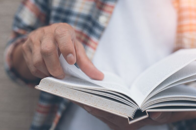 Mujer leyendo un libro
