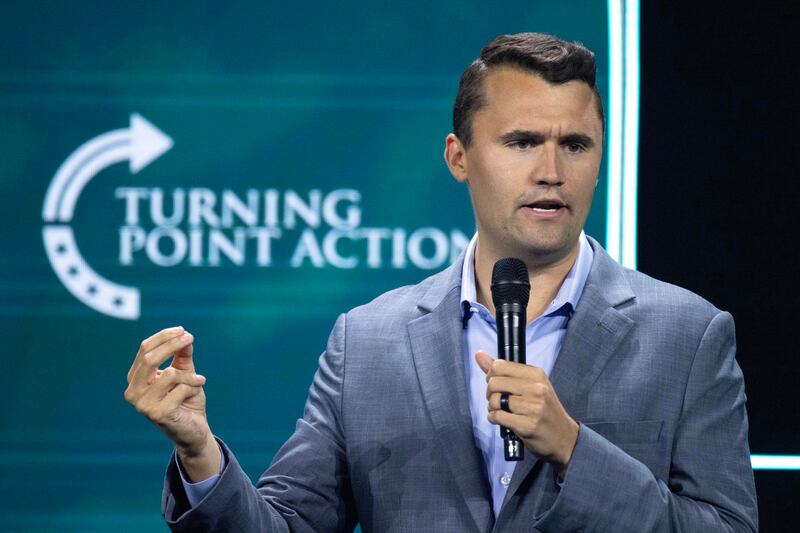 El comentarista conservador Charlie Kirk recibió un disparo en una universidad de EU