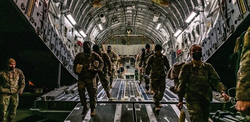 Soldados estadounidenses abordan un avión de carga C-17 Globemaster III en la Base Aérea de Ramstein, Alemania, el 22 de agosto de 2021.