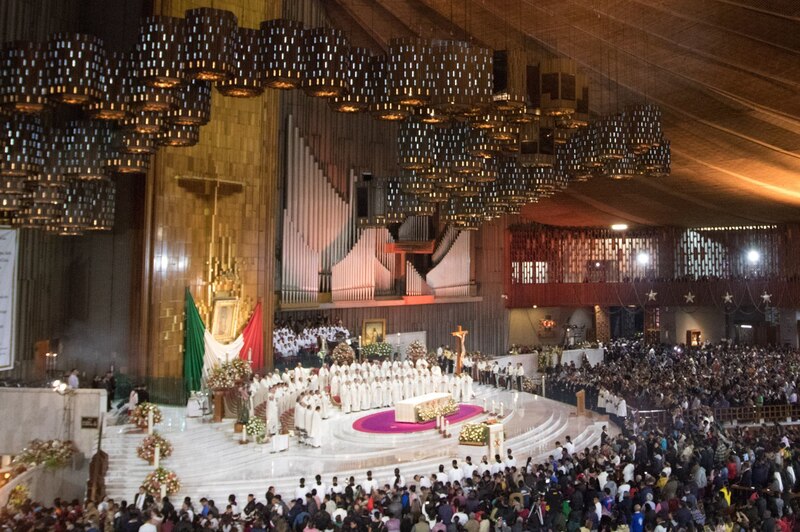 Se realizaron las mañanitas en el atrio de la Basílica de Guadalupe. Miles de feligreses acudieron a recibir bendiciones de sus imágenes y pedir por algún milagro.