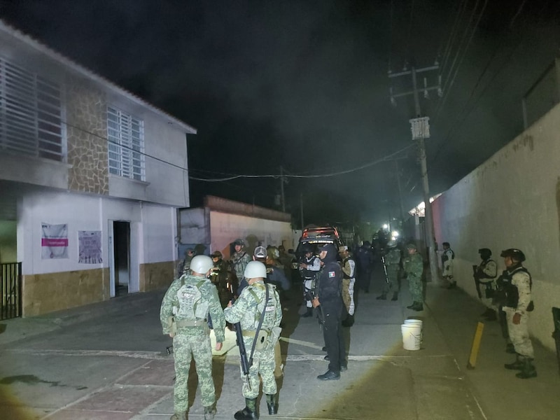 Militares mexicanos resguardan el lugar donde fue hallado un cuerpo sin vida encobijado en la cajuela de un vehículo, en el municipio de San Pedro Tlaquepaque, Jalisco.