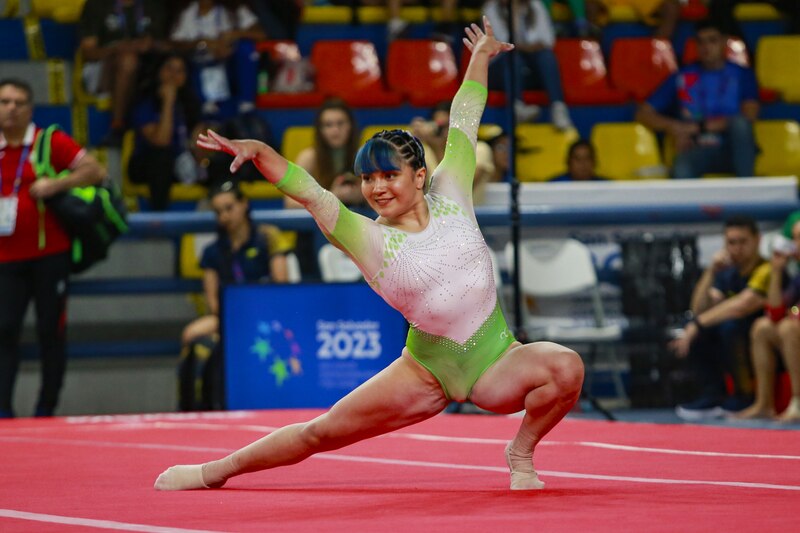 Gimnasta realiza una pose en el suelo