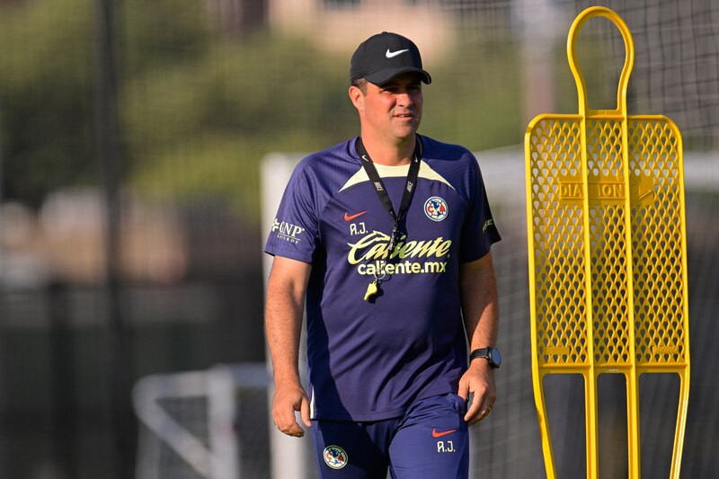 El entrenador de fútbol mexicano, Ricardo Ferretti, observa el entrenamiento de su equipo.