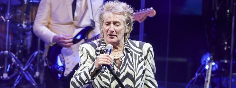 Rod Stewart cantando en concierto