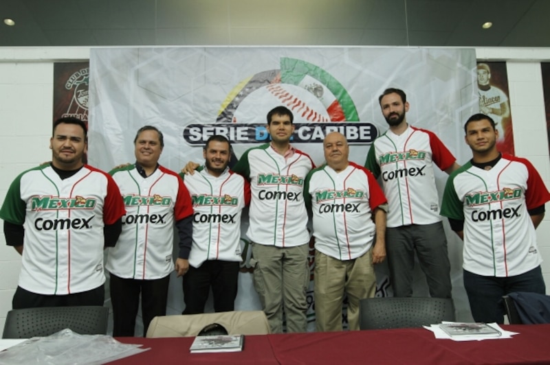 Jugadores de béisbol posan para una foto con el trofeo de la Serie del Caribe.