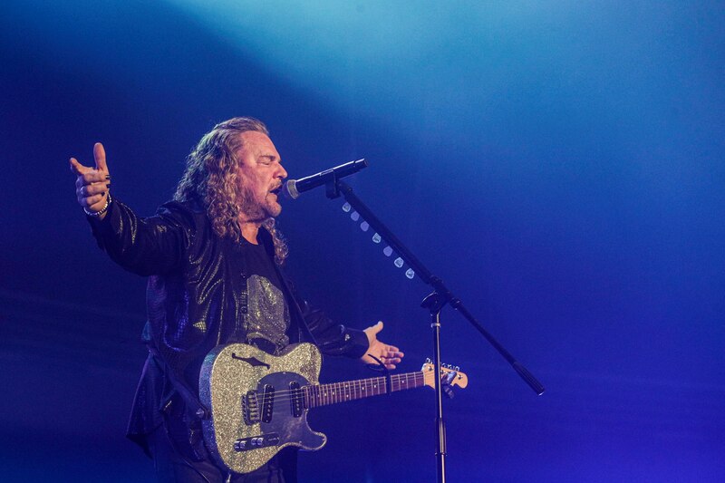 El cantante de rock Jon Bon Jovi actúa en concierto.