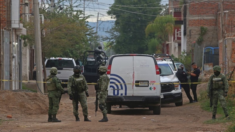 Militares mexicanos resguardan la escena de un crimen.