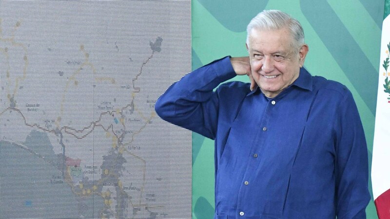 El presidente Andrés Manuel López Obrador sonríe durante una conferencia de prensa.