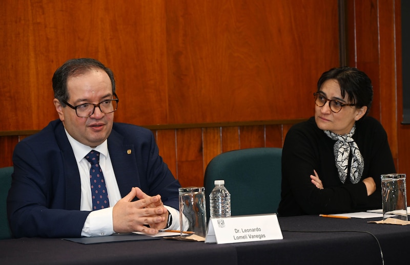 El Dr. Leonardo Lomelí Vanegas y la Dra. Patricia Ganem en un foro sobre salud.