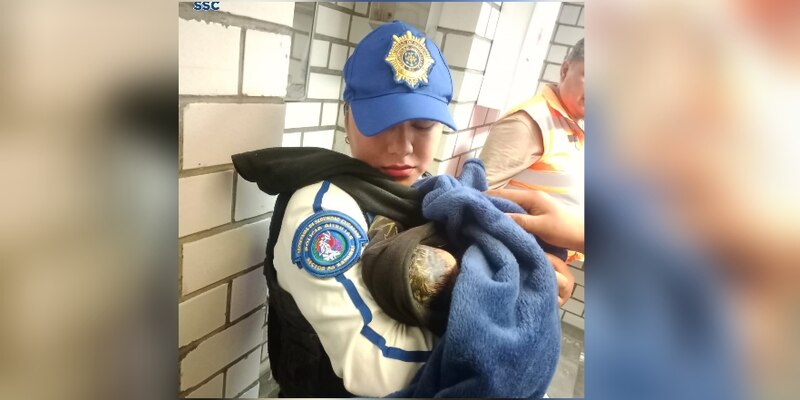 Policía rescata a un bebé abandonado en la calle