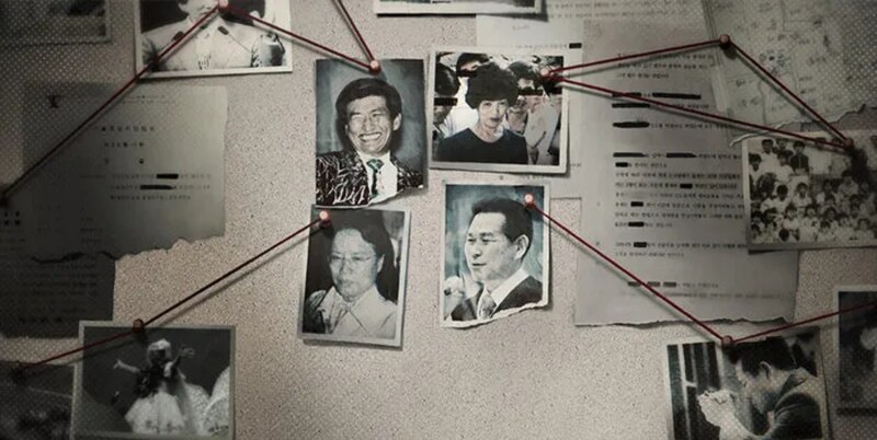 Un tablero de investigación con fotos de sospechosos