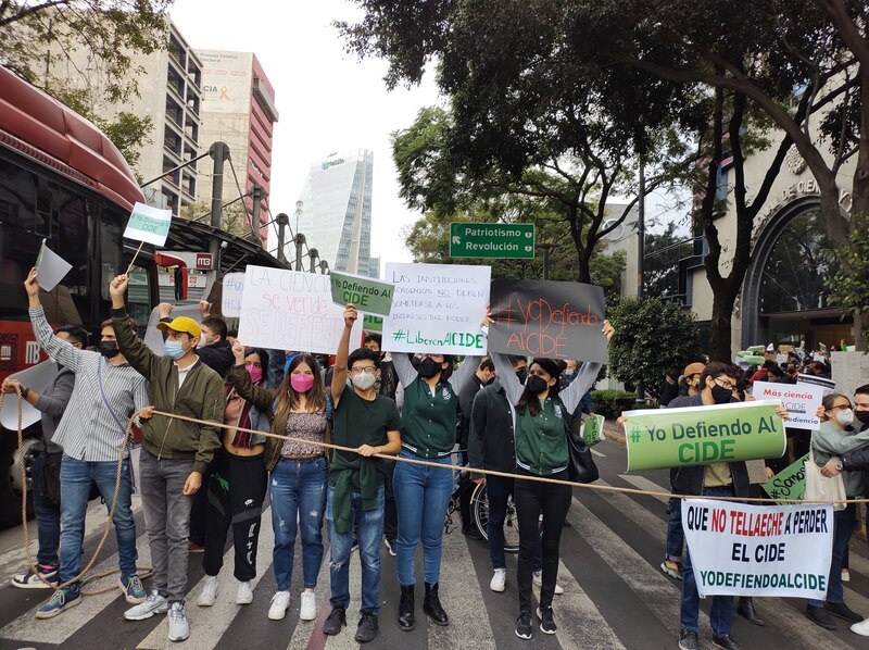 Estudiantes del CIDE protestan contra recorte presupuestal