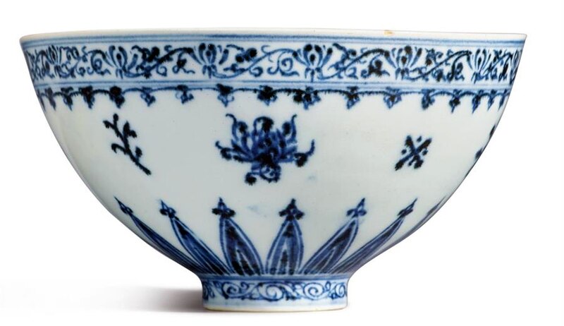 Cuenco de cerámica azul y blanca con motivos florales
